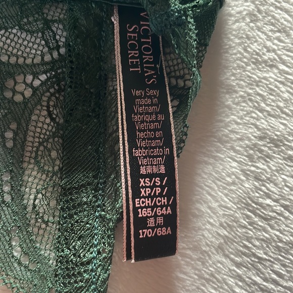 VICTORIA’S SECRET VERY SEXY
Shine Strap Lace Garter Belt in Green - Picture 4 of 5